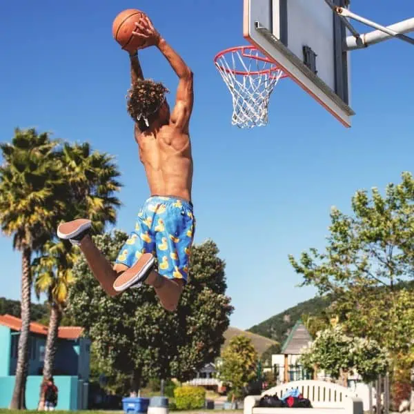 Tonåring slam dunkar en basketboll