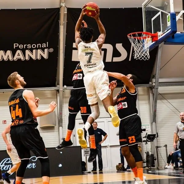 basketspelare som skjuter ett hoppskott